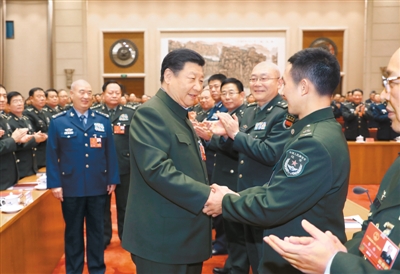 三月十二日上午，中共中央總書記、國家主席、中央軍委主席習近平出席十三屆全國人大一次會議解放軍和武警部隊代表團全體會議。這是會議開始前，習近平親切接見與會代表。 　　新華社記者 李 剛攝