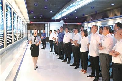 ▲山西省運(yùn)城市紀(jì)委監(jiān)委利用孫世芳等人違紀(jì)違法典型案例，在全市開展警示教育，引導(dǎo)黨員干部守好底線。圖為該市黨員干部在廉政展館參觀。 郭森 攝