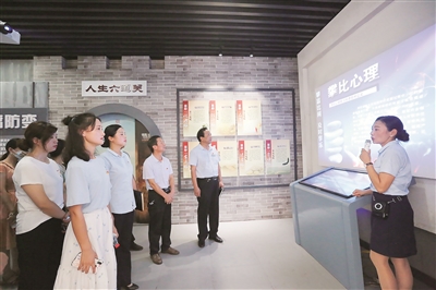 近日，湖北省隨州市紀委監(jiān)委深入開展楊國友涉黑“保護傘”案以案促改工作，組織黨員干部前往市廉政教育基地，通過剖析發(fā)案心理、宣講典型案例，持續(xù)擴大案件警示效果。徐斌 攝