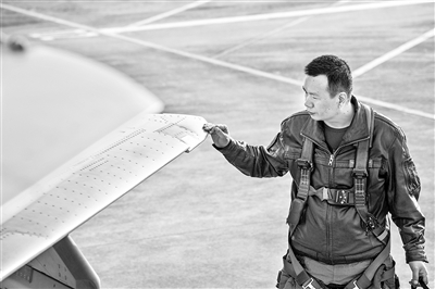 1998年，孫小果因犯強奸罪、強制侮辱婦女罪、故意傷害罪、尋釁滋事罪被判處死刑，后其繼父、母親通過向多名公職人員行賄等方式，多次使孫小果違規(guī)獲得減刑，直至刑滿釋放。2019年，涉案公職人員和重要關(guān)系人受到嚴肅處理。圖為孫小果再審案件宣判現(xiàn)場。新華社發(fā)（云南省高級人民法院供圖）