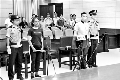 ▶圖為陳英（前排左二）及其胞弟陳祺（前排右二）在法庭上接受審判。劉思文 攝