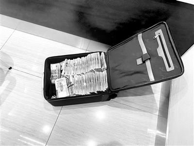 圖為依法扣押的呂洪民受賄所得贓款。王志明 攝