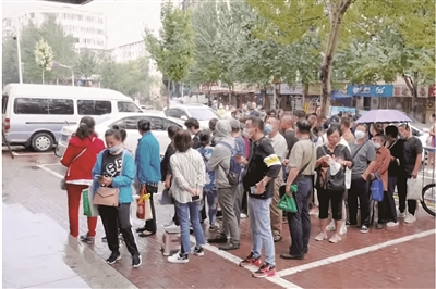 8月18日5點前，冒雨前來道里區(qū)人力資源和社會保障服務(wù)中心辦理醫(yī)保業(yè)務(wù)并排隊等候的群眾達到了60人。  （圖片來源：黑龍江網(wǎng)絡(luò)廣播電視臺《新聞夜航》欄目）