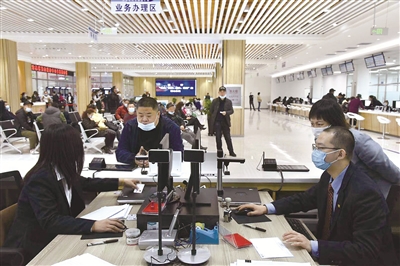 10月19日，集醫(yī)療保險、養(yǎng)老保險、失業(yè)保險等業(yè)務(wù)辦理為一體的綜合服務(wù)平臺——道里區(qū)民生服務(wù)中心投入使用。該中心開設(shè)32個經(jīng)辦窗口，日均接待辦事群眾2000余人，午間不間斷服務(wù)，努力提升群眾滿意度。安明浩 攝