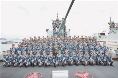 4月12日上午，中央軍委在南海海域隆重舉行海上閱兵，展示人民海軍嶄新面貌，激發(fā)強國強軍堅定信念。中共中央總書記、國家主席、中央軍委主席習近平檢閱部隊并發(fā)表重要講話。這是習近平同長沙艦部分官兵合影。 　　新華社記者 李 剛攝