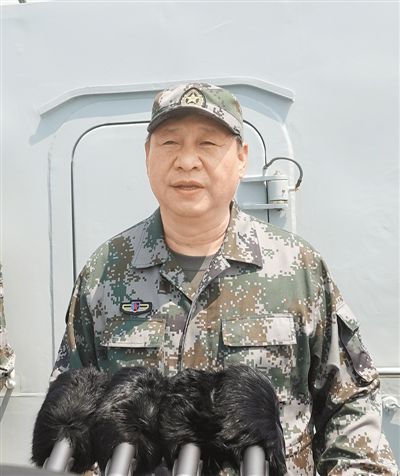 4月12日上午，中央軍委在南海海域隆重舉行海上閱兵，展示人民海軍嶄新面貌，激發(fā)強國強軍堅定信念。中共中央總書記、國家主席、中央軍委主席習近平檢閱部隊并發(fā)表重要講話。這是習近平發(fā)表重要講話。 　　新華社記者 李 剛攝
