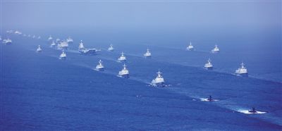 4月12日上午，中央軍委在南海海域隆重舉行海上閱兵，展示人民海軍嶄新面貌，激發(fā)強國強軍堅定信念。中共中央總書記、國家主席、中央軍委主席習近平檢閱部隊并發(fā)表重要講話。這是航母打擊作戰(zhàn)群等接受檢閱。 　　莫小亮攝（新華社發(fā)）