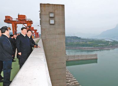 4月26日下午，中共中央總書記、國家主席、中央軍委主席習近平在武漢主持召開深入推動長江經(jīng)濟帶發(fā)展座談會并發(fā)表重要講話。這是座談會前，習近平于24日下午在三峽大壩壩頂察看三峽工程和壩區(qū)周邊生態(tài)環(huán)境。 　　新華社記者 鞠 鵬攝