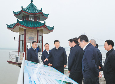 4月26日下午，中共中央總書記、國家主席、中央軍委主席習近平在武漢主持召開深入推動長江經(jīng)濟帶發(fā)展座談會并發(fā)表重要講話。這是座談會前，習近平于25日下午在岳陽城陵磯水文站考察。 　　新華社記者 謝環(huán)馳攝