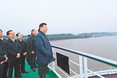 4月26日下午，中共中央總書記、國家主席、中央軍委主席習近平在武漢主持召開深入推動長江經(jīng)濟帶發(fā)展座談會并發(fā)表重要講話。這是座談會前，習近平于25日上午乘船沿江察看兩岸生態(tài)環(huán)境和發(fā)展建設情況。 　　新華社記者 謝環(huán)馳攝
