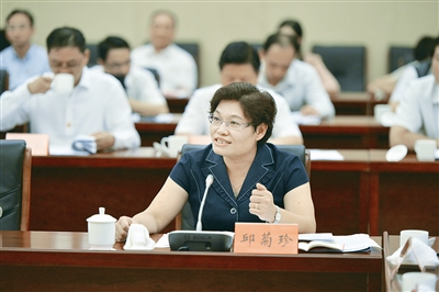 嚴(yán)格要求自己,從自身做起,當(dāng)好好女兒,好妻子,好母親,好伯母,努力經(jīng)營好小家,努力讓美德成為時代底色,廉政教育