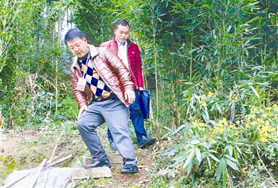 鄭函（前）進(jìn)村入寨。