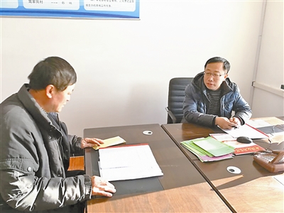 王生海（左）到鄉(xiāng)紀(jì)委主動(dòng)交代問題。張于 攝