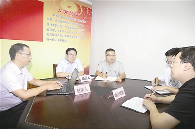 河南省輝縣市委、市紀(jì)委把約談作為推動(dòng)全面從嚴(yán)治黨“兩個(gè)責(zé)任”落實(shí)的重要方式，堅(jiān)持常態(tài)化開展、規(guī)范化落實(shí)，促進(jìn)壓力傳導(dǎo)，確保責(zé)任不空轉(zhuǎn)。圖為該市紀(jì)委有關(guān)負(fù)責(zé)人就一些鄉(xiāng)鎮(zhèn)紀(jì)委監(jiān)督責(zé)任落實(shí)情況進(jìn)行約談。（資料圖片）