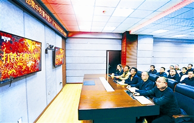 2017年1月3日晚，四川省南江縣紀(jì)委干部集中收看《打鐵還需自身硬》專題片。