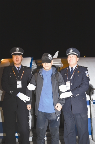 2017年12月6日，“百名紅通人員”李文革回國投案。