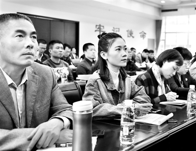 ◀福建省莆田市圍繞落實黨的十九大精神、推進監(jiān)察體制改革試點工作等，舉辦“學(xué)習(xí)、看齊、融合、增效”培訓(xùn)班。圖為該市擬轉(zhuǎn)隸干部正在認真聽課。吳震 攝