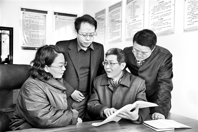 河南省新鄉(xiāng)市于2018年1月2日至6日，舉辦全市紀檢監(jiān)察干部業(yè)務(wù)培訓(xùn)班，旨在強本領(lǐng)、立規(guī)矩、明紀律，促進轉(zhuǎn)隸人員深度融合。圖為培訓(xùn)間隙，轉(zhuǎn)隸人員針對黨紀有關(guān)規(guī)定展開討論。王新生 攝