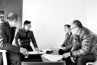 湖南省株洲市紀(jì)委監(jiān)委合署辦公后，第三紀(jì)檢監(jiān)察室（執(zhí)紀(jì)監(jiān)督部門）迅速進(jìn)入工作狀態(tài)，研究問(wèn)題線索。鄒太平 攝