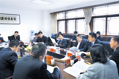 1月22日，河南省鄭州市二七區(qū)第十六屆人民代表大會第二次會議舉行分組討論。圖為馬寨鎮(zhèn)代表團在討論政府工作報告。邵順利 易先紅 攝影報道