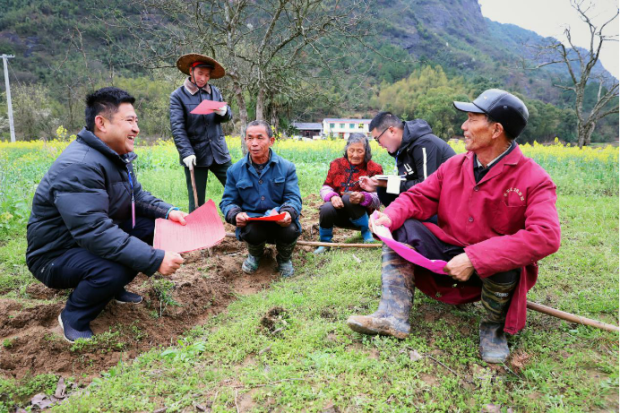 新春的年味剛剛散盡，紀檢監(jiān)察干部便深入田間地頭，收集問題線索。