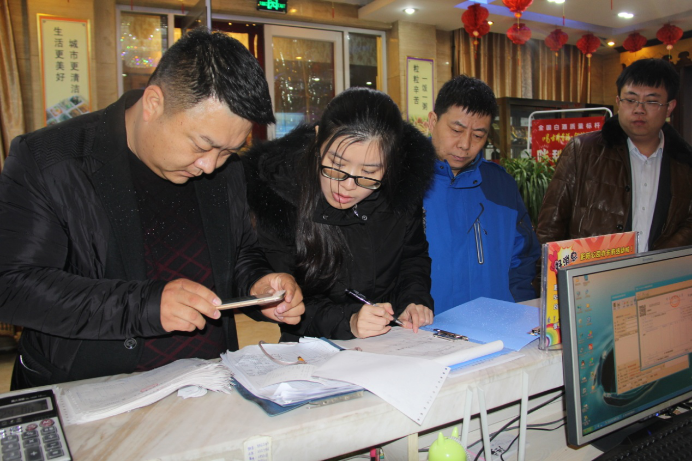 河南省三門峽市湖濱區(qū)紀委監(jiān)委組織開展暗訪活動，堅決查處公款吃喝、公款用車等違規(guī)違紀行為，持之以恒正風肅紀。