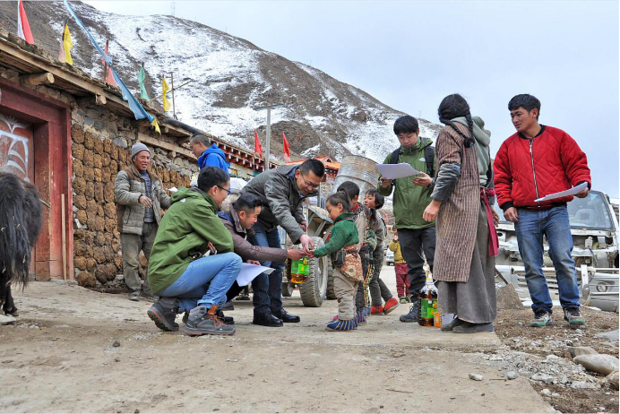 料峭三月，積雪未融，成都市溫江區(qū)援助色達縣工作隊的紀檢監(jiān)察干部腳步不停、挨家走訪，仔細核實扶貧資金到位情況，確保扶貧政策落實落地，堅決防范扶貧領域“微腐敗”問題。