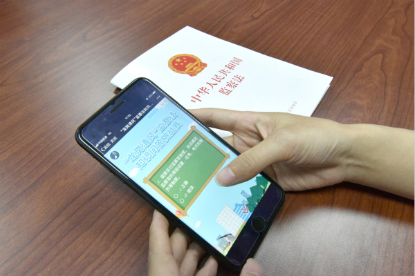 龍崗區(qū)某機(jī)關(guān)工作人員正在利用龍崗清風(fēng)微信公眾號答題