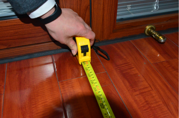 省委第一巡視組工作人員在測量辦公用房面積