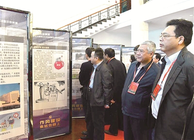 圖為近日貴州省組織開展扶貧領(lǐng)域形式主義、官僚主義、弄虛作假突出問題專項(xiàng)警示教育展，相關(guān)領(lǐng)域黨員領(lǐng)導(dǎo)干部共500余人觀展。（資料圖片）