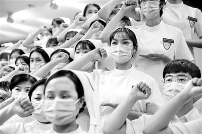 近日，北京大學人民醫(yī)院為97名2019屆新入職護士舉行隆重莊嚴的授帽儀式和重溫南丁格爾誓言的活動，以此紀念南丁格爾誕辰200周年和國際護士節(jié)。圖為北京大學人民醫(yī)院新入職護士參加授帽儀式時重溫南丁格爾誓言。  新華社記者 張玉薇 攝