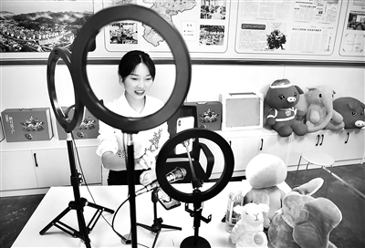 陜南地區(qū)是陜西省脫貧攻堅的主戰(zhàn)場。近年來，該地區(qū)通過發(fā)展電商帶貨、特色種植、旅游扶貧等措施助力農民增收。圖為陜西省平利縣老縣鎮(zhèn)錦屏社區(qū)的一名電商主播在直播間推介當?shù)禺a品。  新華社記者 邵瑞 攝