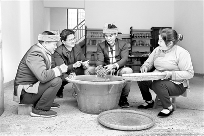 廣西壯族自治區(qū)各級紀檢監(jiān)察機關(guān)圍繞惠農(nóng)政策落實情況強化監(jiān)督檢查，嚴肅查處侵害群眾利益的腐敗和作風(fēng)問題，確保脫貧攻堅各項政策、資金項目真正惠及貧困群眾。圖為金秀瑤族自治縣紀委監(jiān)委干部深入金秀鎮(zhèn)六段村茶農(nóng)家中，了解產(chǎn)業(yè)獎補政策落實情況。  李冠才 攝