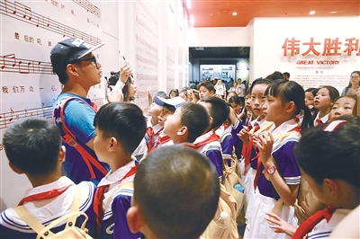 《偉大勝利 歷史貢獻》主題展在中國人民抗日戰(zhàn)爭紀念館開展以來，前來參觀的人絡(luò)繹不絕。圖為青少年學(xué)生走進紀念館，學(xué)習(xí)抗戰(zhàn)歷史、緬懷抗戰(zhàn)先烈、感悟抗戰(zhàn)精神，接受愛國主義教育的熏陶和洗禮。吳娟 攝