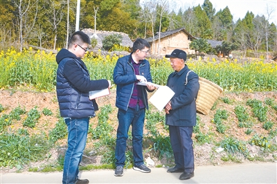 忠興鎮(zhèn)紀(jì)委辦案人員在實(shí)地調(diào)查。費(fèi)蓉 攝