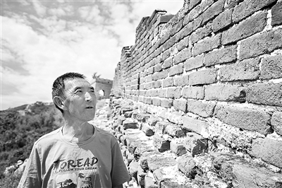 “長(zhǎng)城需要有人守護(hù)”。近日，李德旺在明長(zhǎng)城邊講述自己巡視長(zhǎng)城的經(jīng)歷。 新華社記者 牟宇 攝