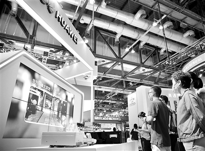 ▶2020年中國國際服務(wù)貿(mào)易交易會上，觀眾在綜合展區(qū)華為公司展臺參觀。新華社記者 潘思危 攝