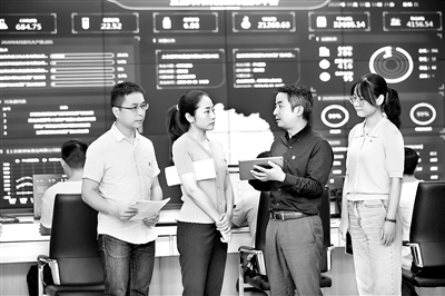 湖北省宜昌市紀(jì)委監(jiān)委充分發(fā)揮案件查辦治本功能，堅持“一案一剖析”，及時向有關(guān)地方、部門黨委（黨組）提出紀(jì)檢監(jiān)察建議，推動建章立制，堵塞監(jiān)管漏洞。圖為該市紀(jì)委監(jiān)委干部在市環(huán)境監(jiān)控與應(yīng)急指揮中心對整改落實情況開展回訪督查。 唐強 攝