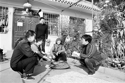 今年以來，甘肅省宕昌縣紀(jì)委監(jiān)委緊盯扶貧項(xiàng)目資金管理使用中存在的突出問題，強(qiáng)化跟進(jìn)監(jiān)督、精準(zhǔn)監(jiān)督、全程監(jiān)督，推動問題整改落實(shí)，嚴(yán)防同類型問題反復(fù)發(fā)生。圖為該縣紀(jì)委監(jiān)委干部在興化鄉(xiāng)郭家莊易地扶貧搬遷集中安置點(diǎn)入戶調(diào)查。 王衡 攝