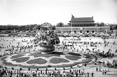 9月24日，“祝福祖國”大花籃亮相天安門廣場。新華社記者 陳鐘昊 攝