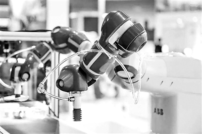 圖為亮相2020年中國國際服務(wù)貿(mào)易交易會(huì)的智能垃圾分類機(jī)器人。  （資料圖片）