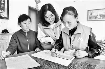 圖為10月11日，安徽省合肥市肥西縣花崗鎮(zhèn)普查員、普查指導(dǎo)員在居民家中進(jìn)行信息摸底。新華社記者 劉軍喜 攝