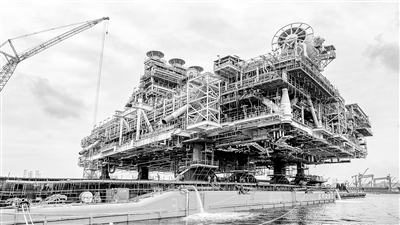 10月15日，我國自主設(shè)計(jì)建造的世界最大桁架式半潛平臺(tái)組塊，在中海油青島場地完工裝船；它是全球首個(gè)萬噸級半潛式儲(chǔ)油平臺(tái)的重要組成模塊，該平臺(tái)建成后將服務(wù)于我國首個(gè)1500米深水自營大氣田——陵水17-2氣田開發(fā)項(xiàng)目，也將成為我國應(yīng)用水深最大的半潛式生產(chǎn)平臺(tái)。張立忠 攝