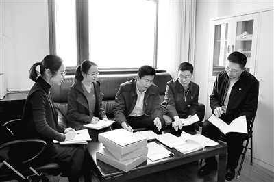 湖北省紀(jì)委監(jiān)委大數(shù)據(jù)監(jiān)督檢查工作專班人員圍繞大數(shù)據(jù)比對(duì)中篩選出的異常數(shù)據(jù)展開討論。張曉曉 攝