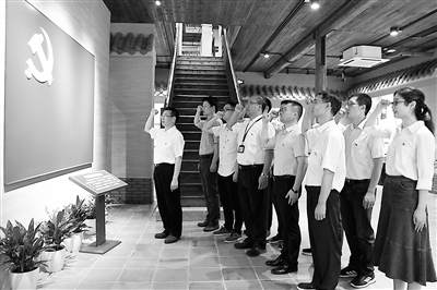 在“不忘初心、牢記使命”主題教育中，福建省紀(jì)委監(jiān)委黨風(fēng)政風(fēng)監(jiān)督室黨支部來(lái)到福州馬尾潮江樓廉政教育基地，開(kāi)展主題黨日活動(dòng)，重溫入黨誓詞。閩紀(jì)黨 攝