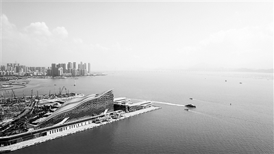 作為改革開放重要窗口，深圳明確堅持三個不變：黨的全面領(lǐng)導(dǎo)不能變，中國特色社會主義道路不能變，以人民為中心的發(fā)展思想不能變。40年時間，深圳實現(xiàn)了從邊陲小鎮(zhèn)到現(xiàn)代化國際大都市的跨越。圖為深圳市南山區(qū)蛇口太子灣郵輪母港。新華社記者 毛思倩 攝