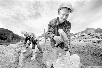 近日，在貴州省銅仁市玉屏侗族自治縣朱家場鎮(zhèn)興隆村，村民在修建公路堡坎。新華社記者 楊楹 攝