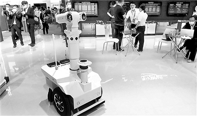 圖為交易會現(xiàn)場展出的浪潮巡倉機(jī)器人。 蔡欣萍 攝