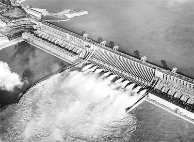 圖為長江三峽水利樞紐工程開啟泄洪深孔泄洪(無人機(jī)照片)。新華社記者 肖藝九 攝