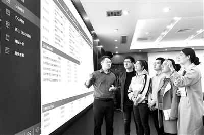 江蘇省鹽城市亭湖區(qū)紀(jì)委監(jiān)委緊盯隱形變異“四風(fēng)”問題，綜合運(yùn)用大數(shù)據(jù)篩查、專項(xiàng)檢查等方式，做實(shí)做細(xì)日常監(jiān)督。圖為該區(qū)紀(jì)檢監(jiān)察干部探討如何通過數(shù)據(jù)比對(duì)，篩查疑似“四風(fēng)”問題線索。姜娟 攝